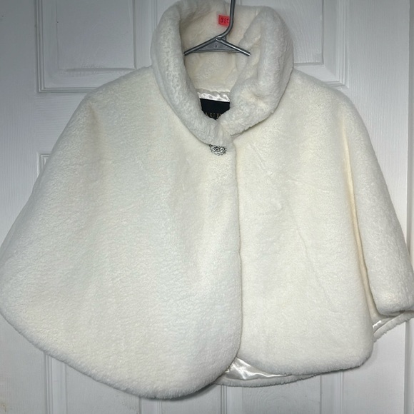 Laura  cape - Picture 2 of 5